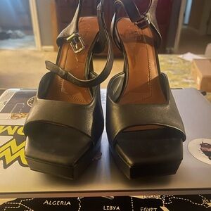 Elegant Black Leather Women's Sandals